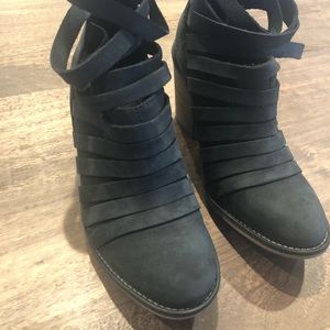 Booties size 6.5 or 7 they fit small